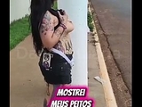 Dani Tatuada exibe os seios na rua