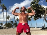 MAXXX LOADZ FLEXING AT THE BEACH