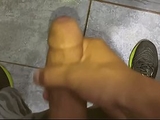 Corno gostoso se masturbando